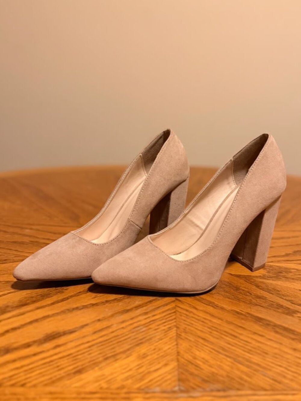 Women's Tan Suede Block Heel PointWomen's Tan Suede Block Heel Pointed Toe Pumps